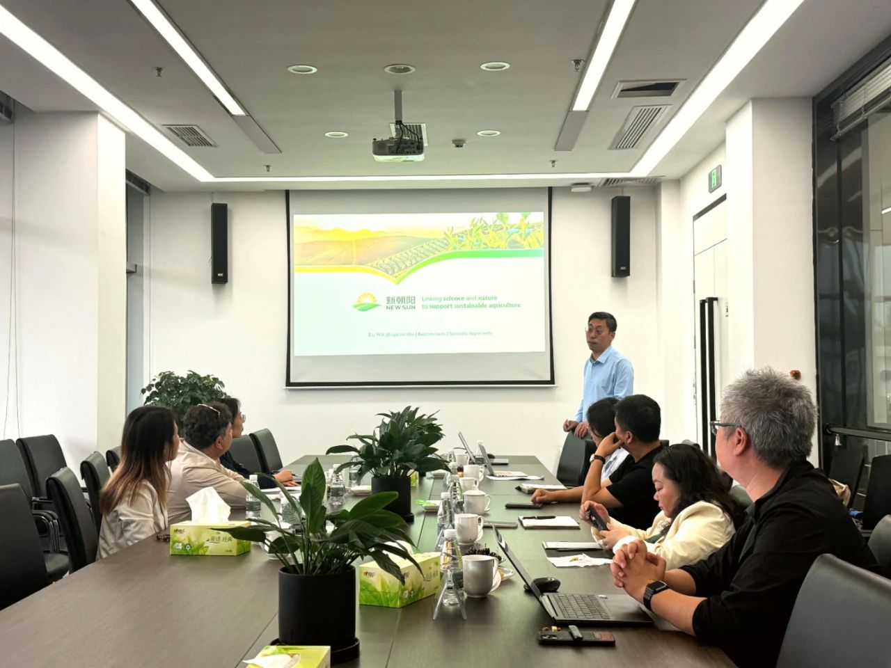 以色列駐成都總領(lǐng)事代表團(tuán)一行蒞臨新朝陽(yáng)參觀交流，共探中以農(nóng)業(yè)科技協(xié)同發(fā)展之路